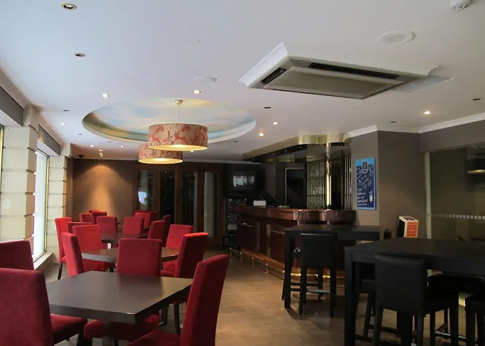 Courtyard By Marriott スリーマ