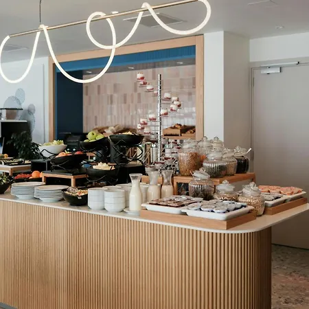 Отель Courtyard By Marriott Слима