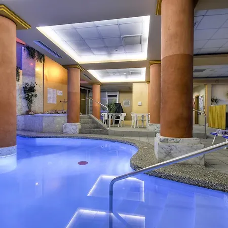 Отель Courtyard By Marriott Слима